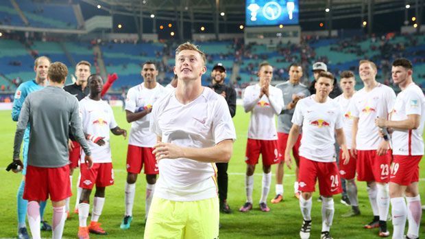 
                <strong>Ein ungewöhnlicher Aufsteiger</strong><br>
                RB Leipzig: Noch nie startete ein Neuling so erfolgreich in die Bundesliga-Saison wie RB Leipzig: nach sechs Spieltagen ungeschlagen, Tabellenplatz fünf. Natürlich sind die Leipziger kein normaler Aufsteiger. Aber die Sachsen überzeugen auch mit Qualitäten, die nicht unbedingt auf ein dickes Konto zurückzuführen ist: Sie haben Last-Minute-Qualitäten, können Rückstände aufholen, das Spiel selbst gestalten oder kontern.
              