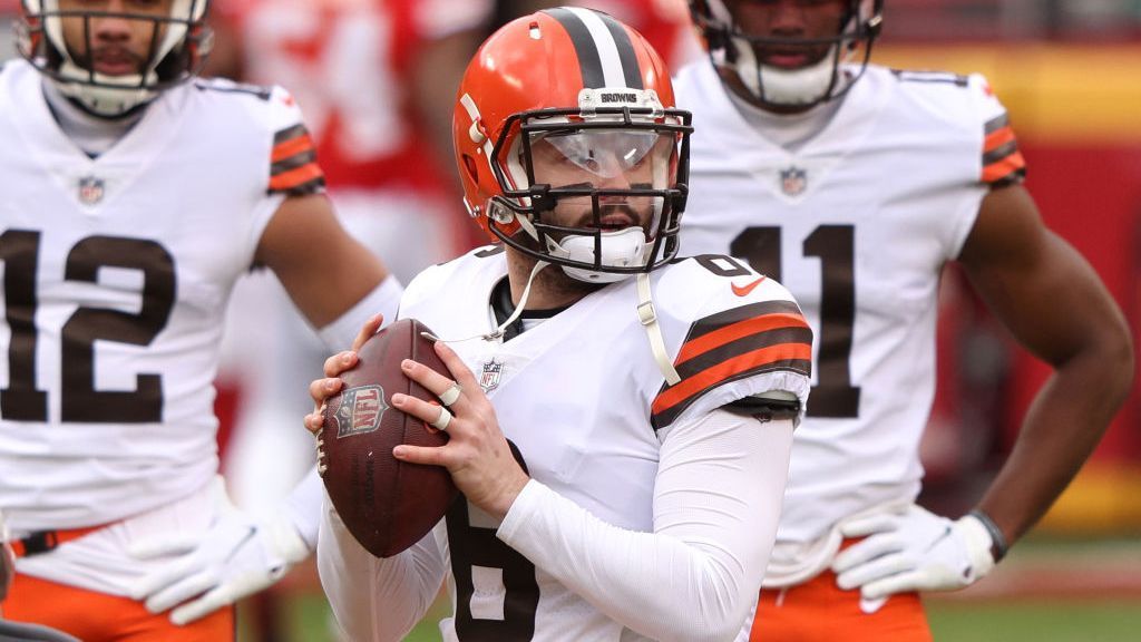 
                <strong>Gewinner: Baker Mayfield (Cleveland Browns)</strong><br>
                Aus der gleichen Draft-Klasse wie Josh Allen kommt Baker Mayfield, er war sogar der erste Pick des 2018er Drafts. Während Mayfield als Rookie seine Erwartungen übertraf, war sein zweites Jahr deutlich schwächer. In der abgelaufenen Saison jedoch zeigte Mayfield wieder, dass er es drauf hat. Elf Siege holte Mayfield, der als Quarterback nahezu durchweg überzeugte. In den Playoffs holte Mayfield gegen die Pittsburgh Steelers den ersten Postseason-Sieg für die Browns-Franchise in diesem Jahrtausend. Die Quarterback-Frage in Cleveland ist erstmal geklärt.
              