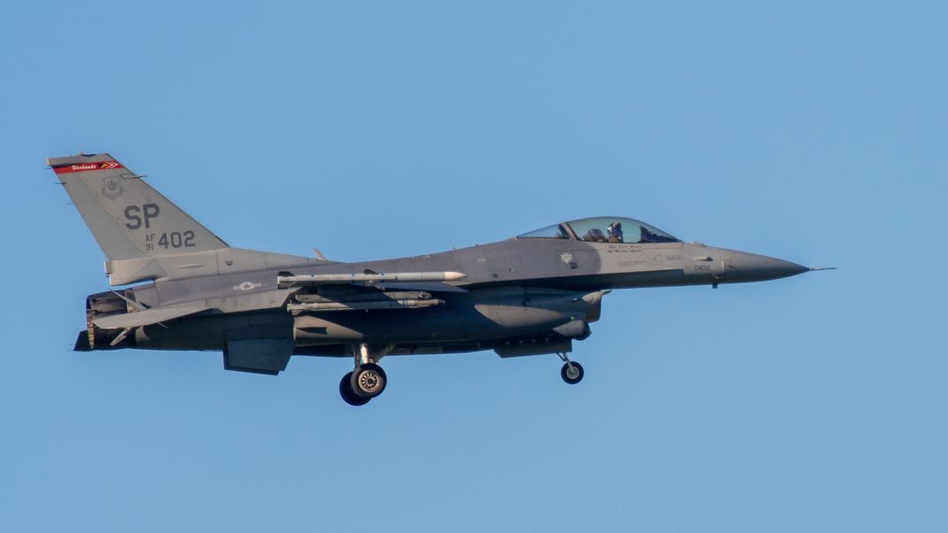 F-16 