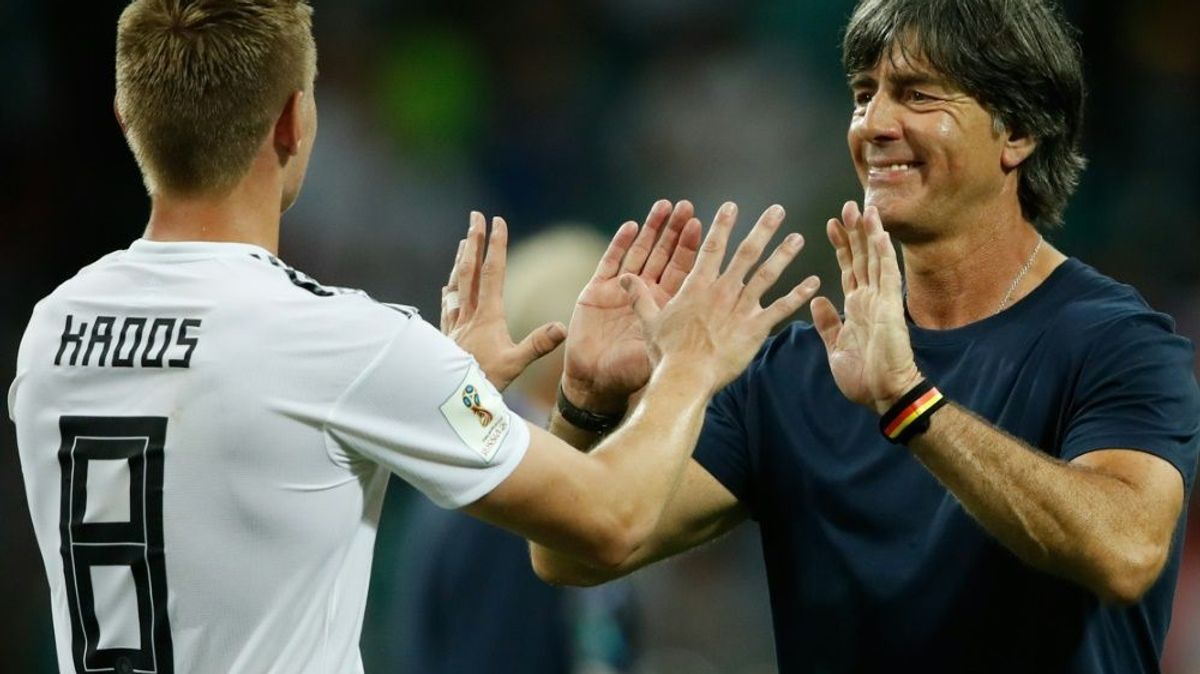 Toni Kroos (l.) würde auch ohne Nominierung anreisen
