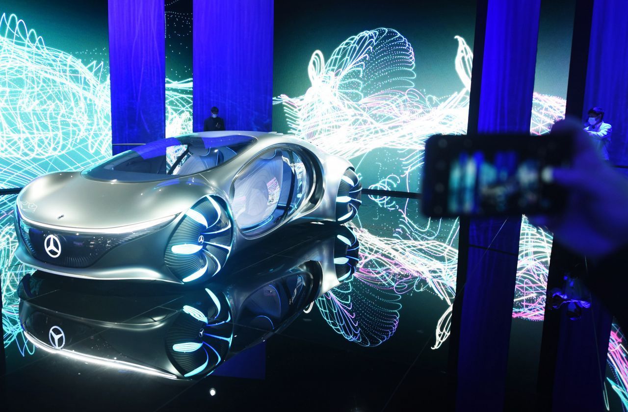 Im April 2021 präsentierte Mercedes bei der Shanghai-Auto-Show das Konzeptauto "Vision AVTR". Das Design und der Name sollen vom Blockbuster "Avatar" inspiriert sein.