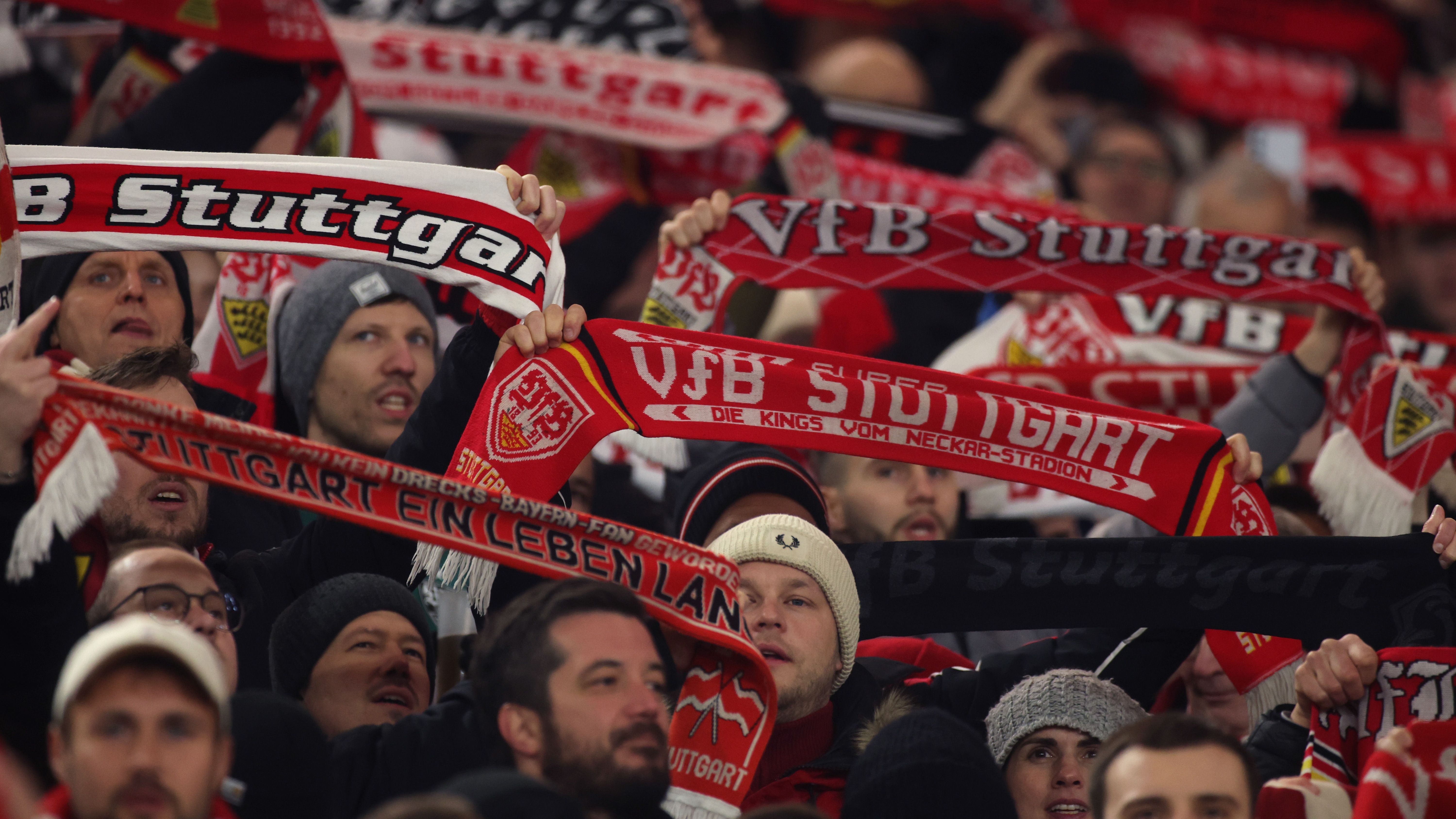 <strong>Platz 1: VfB Stuttgart</strong><br>• Durchschnittliche Anzahl an Auswärtsfans: 5.488<br>• Höchste Anzahl an Auswärtsfahrern: 17.000 (in Sinsheim)<br>• Niedrigste Anzahl an Auswärtsfahrern: 1.800 (in Kiel)