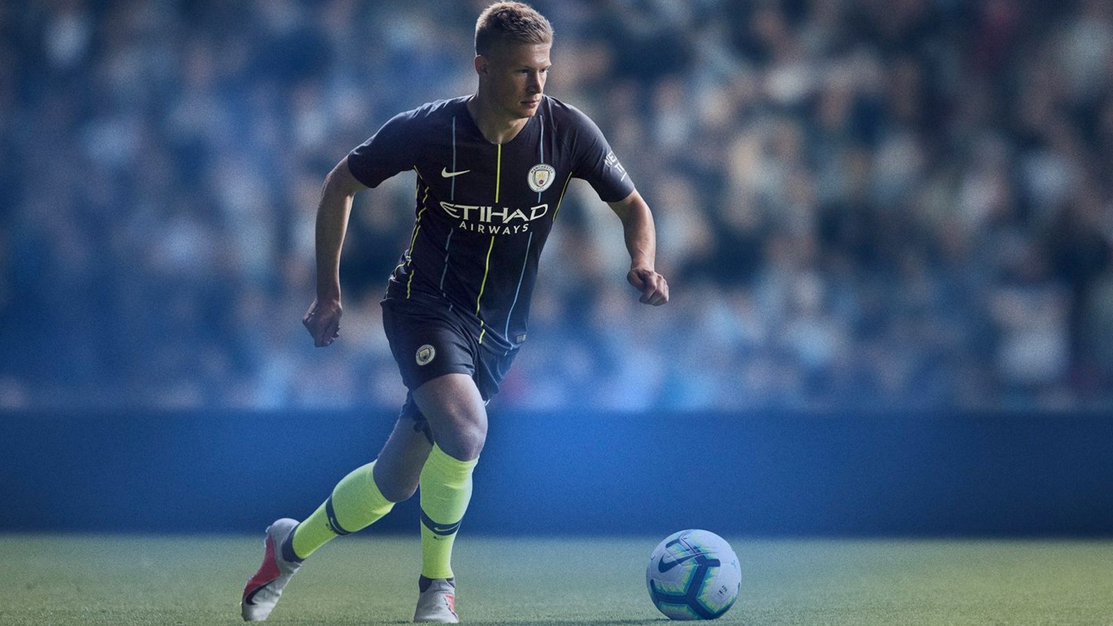 
                <strong>Manchester City Auswärtstrikot</strong><br>
                Klassisch, traditionell, mit kreativem Touch - so lässt sich das neue Auswärtstrikot von Manchester City beschreiben. Dünne Längsstreifen sind gelb und hellblau und verleihen dem sonst eher schlichten Jersey eine besondere Note. Der Blickfang sind die neongelben Stutzen, die sich optimal mit dem dunkelblau ergänzen.  
              