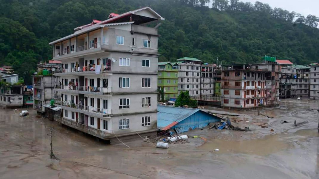 In der Nacht auf Mittwoch (4. Oktober) ließ Starkregen unter anderem den Wasserpegel des Flusses Teesta stark ansteigen. 