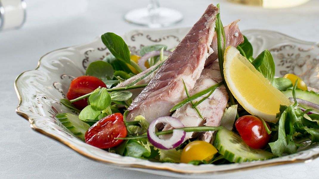 Lecker und proteinreich: Räucherforelle mit Salat