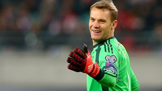 
                <strong>Manuel Neuer: 180.000 Euro</strong><br>
                Manuel Neuer: 180.000 Euro. Der Rückhalt der deutschen Mannschaft - wenn er spielt. Auch er bekommt beim 7:0-Sieg gegen Gibraltar eine Pause. Bundestrainer Joachim Löw stellt stattdessen Roman Weidenfeller in den Kasten. Dadurch kassiert Neuer nicht den höchsten Satz.
              