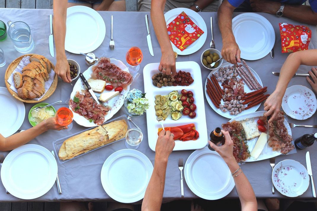 Ein leckeres Essen unter Mädels – damit können Sie beim Junggesellinnenabschied Ihrer Freundin kaum etwas falsch machen.