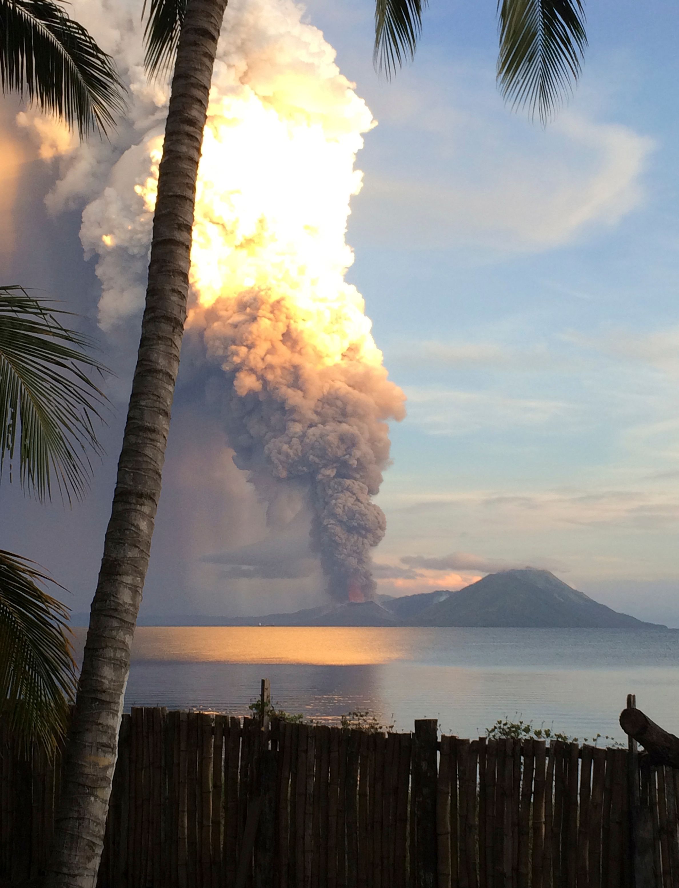 Vulkanianische Eruption: Bei vulkanianischen Ausbrüchen schießt der Vulkan ganze Salven von Asche - wie hier der Vulkan Tavurvu 2014 in Papua Neu Guinea.