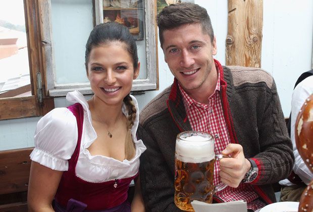 
                <strong>Anna und Robert Lewandowski</strong><br>
                Die ersten Wiesn und gleich voll dabei. Bayerns neuem Goalgetter und seiner Karateweltmeisterin scheint es sichtlich Spaß zu machen.
              