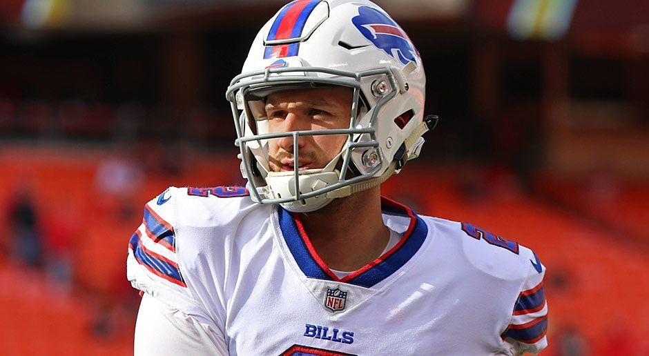 
                <strong>Nathan Peterman</strong><br>
                Trotzdem deutet vieles darauf hin, dass die Bills Petermann auch in der kommenden Saison im Roster haben werden. Tyrod Taylor hingegen könnte gecuttet werden, da die Bills ihm für die nächste Saison 18 Millionen Dollar zahlen müssten. Vermutlich würden die Bills dann einen neuen Starter verpflichten und Peterman eine weitere Chance als Backup geben. Immerhin kann es für den Rookie nach der katastrophalen ersten Saison nur bergauf gehen.
              