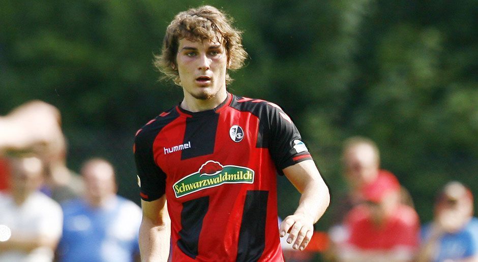 
                <strong>Platz 10 - SC Freiburg </strong><br>
                Platz 10 - SC Freiburg (8,85 Mio. Euro): Die Breisgauer sind nach einem Jahr wieder zurück in der Bundesliga und möchten dort für Furore sorgen. Dafür hat Trainer Christian Streich seine Mannschaft bisher mit sechs externen Neuzugängen verstärkt. Der teuerste Spieler ist Caglar Söyüncü, der für 2,5 Mio. Euro aus der zweiten türkischen Liga gekommen ist.
              