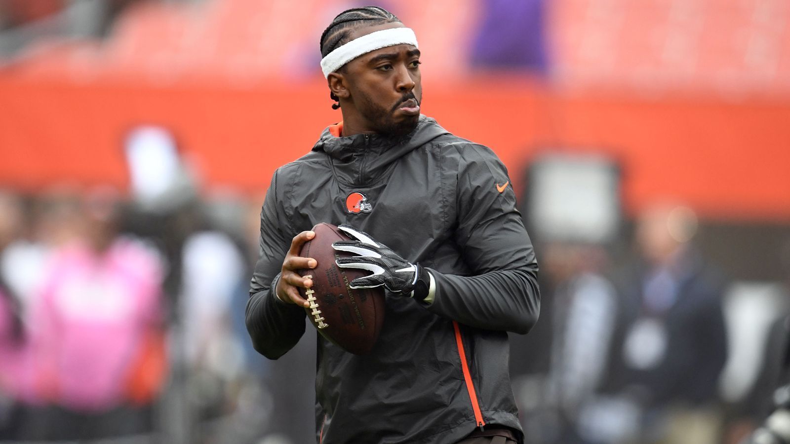 
                <strong>Tyrod Taylor (Cleveland Browns)</strong><br>
                Dem soliden Quarterback wurde von Rookie Baker Mayfield in der vergangenen Saison bei den Cleveland Browns mehr und mehr der Rang abgelaufen - und es ist auch nicht abzusehen, dass das in Cleveland in Zukunft anders sein wird. Auch der neue Head Coach Freddie Kitchens wird mit großer Wahrscheinlichkeit auf Mayfield als Starting-Quarterback setzen. Doch was wird dann aus Taylor? Er ist aktuell Unrestricted Free Agent und sondiert, wie viele andere Signal Caller auch, den Markt. Ob er sich doch noch mit den Browns einigt und sich hinter Mayfield auf der Bank einreiht oder eine neue Franchise als Starter findet, bleibt abzuwarten.
              