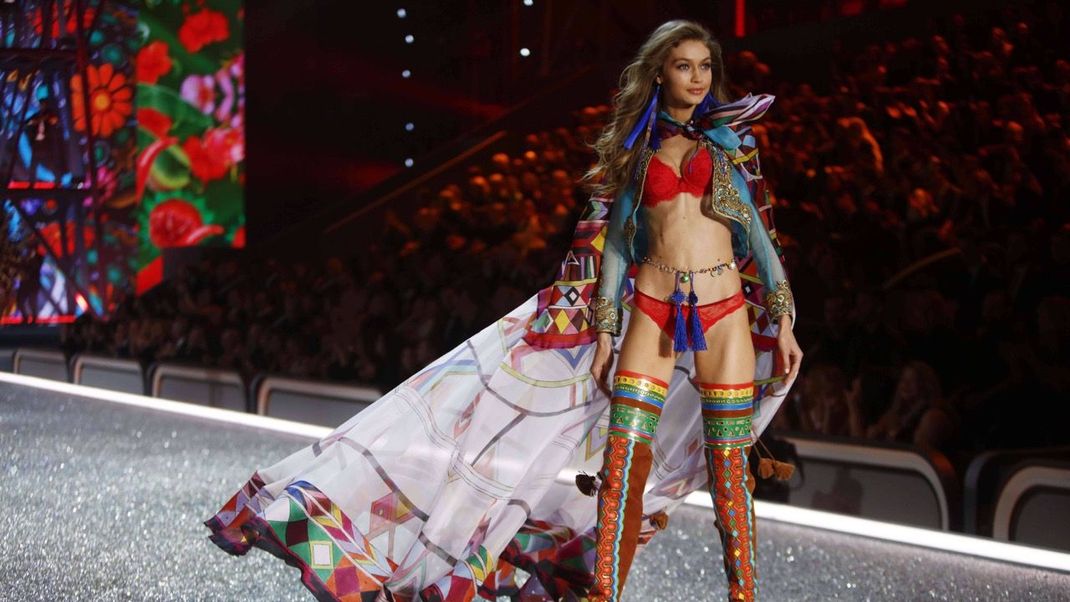 Gigi Hadid auf einer Fashion Show in Paris für Victorias Secret