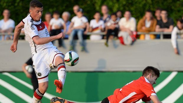 
                <strong>Enis Bunjaki</strong><br>
                Enis Bunjaki: Skandal-Talent von Eintracht Frankfurt, wurde bei den Hessen schon als designierter Nachfolger von Alex Meier bezeichnet. Der 18-Jährige wurde von Trainer Niko Kovac nach einer zwischenzeitlichen Suspendierung zuletzt begnadigt. Spielte für die deutsche U19.
              