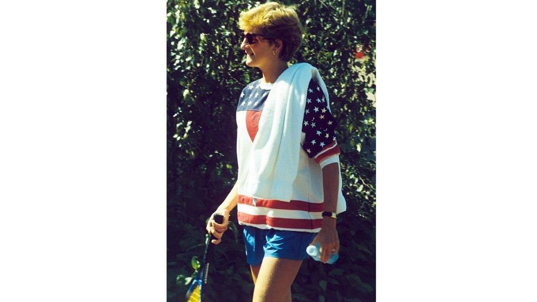 Diana sah sogar beim Tennis mega cool aus! Der bequeme Sports-Look kann auch easy in der Freizeit getragen werden!