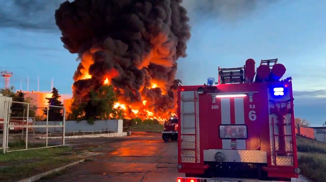 Sewastopol: Auf diesem vom Telegram-Kanal des Gouverneurs von Sewastopol Michail Raswoschajew am Samstag, den 29. April 2023, veröffentlichten Handout-Foto steigen Rauch und Flammen aus einem brennenden Treibstofftank in Sewastopol auf der Krim auf. 