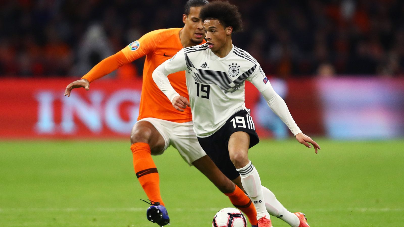 
                <strong>Leroy Sane</strong><br>
                Im Sommer noch von Jogi Löw nicht für den WM-Kader berücksichtigt, zeigt der 23-Jährige, dass er beim Umbruch des Nationalteams eine Schlüsselspieler sein kann. Der Außenstürmer vom englischen Meister Manchester City bringt seine gute Form von der Insel mit und wirbelt gemeinsam mit Serge Gnabry die Hintermannschaft der Niederlande in der ersten Halbzeit ordentlich auf. In seinem 19. Länderspiel belohnt sich der Ex-Schalker mit seinem dritten Länderspieltor, als er die Vorlage von Nico Schulz trocken mit dem linken Spann vorbei an Keeper Jasper Cillessen ins rechte untere Eck haut. Schon gegen Serbien setzt Sane einige Offensivimpulse, bleibt aber glücklos.
              