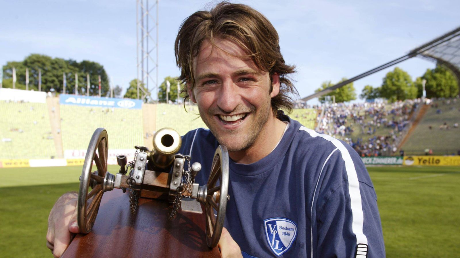 
                <strong>Saison 2002/03: Thomas Christiansen (VfL Bochum, 21 Tore)</strong><br>
                Vor 17 Jahren gab es das vorerst letzte Mal in der Bundesliga eine geteilte Torjägerkanone. Sowohl Giovane Elber vom FC Bayern, als auch Thomas Christiansen vom VfL Bochum erzielten je 21 Tore. Die Treffer des Dänen führten die Bochumer fast ins internationale Geschäft, am Ende verpassten Christiansen und der VfL knapp die Qualifikation zum UI-Cup. Danach wechselte Christiansen zu Ligakonkurrent Hannover 96, nach einem zweiten Ermüdungsbruch im rechten Schienbein beendete er 2006 seine aktive Karriere. 
              