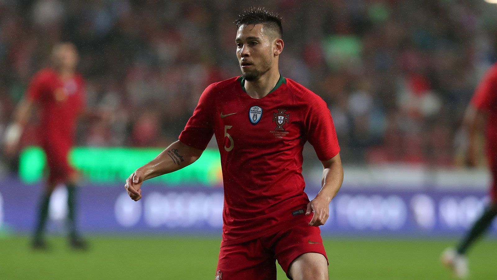 
                <strong>Raphael Guerreiro (Portugal)</strong><br>
                In den ersten Minuten, als Portugal auch in Führung ging, war der Verteidiger von Borussia Dortmund noch sehr auffällig und sorgte mit zahlreichen Vorstößen immer mal wieder für Entlastung. Mit Fortdauer der Begegnung wurden die Offensivaktionen von Guerreiro jedoch weniger, weil Spanien mehr und mehr ein spielerisches Übergewicht bekam. Allerdings ließ er auf seiner Seite defensiv sehr wenig zu. ran-Note: 2
              