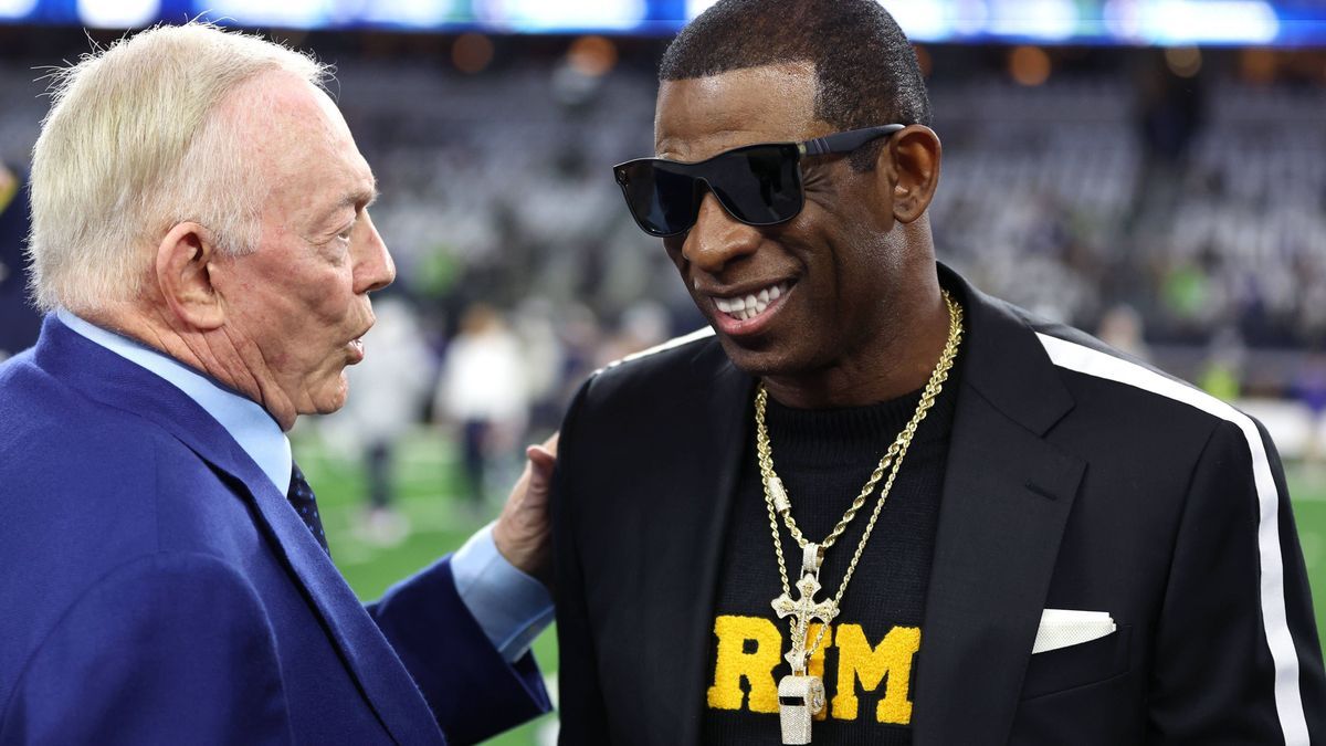 NFL, American Football Herren, USA Seattle Seahawks at Dallas Cowboys Nov 30, 2023; Arlington, Texas, USA; Colorado Buffaloes head coach Deion Sanders (right) talks with Dallas Cowboys owner Jerry ...