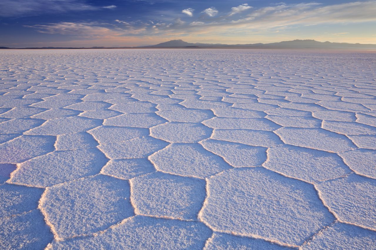 Nicht unbedingt bunt, aber  dafür surreal: "Salar de Uyuni", die größte Salzpfanne der Welt in den Anden im Südwesten Boliviens. Die karge Salzwüste ist ganze 12.000 Quadrat-Kilometer groß. Rund 25.000 Tonnen Salz werden jährlich abgebaut.