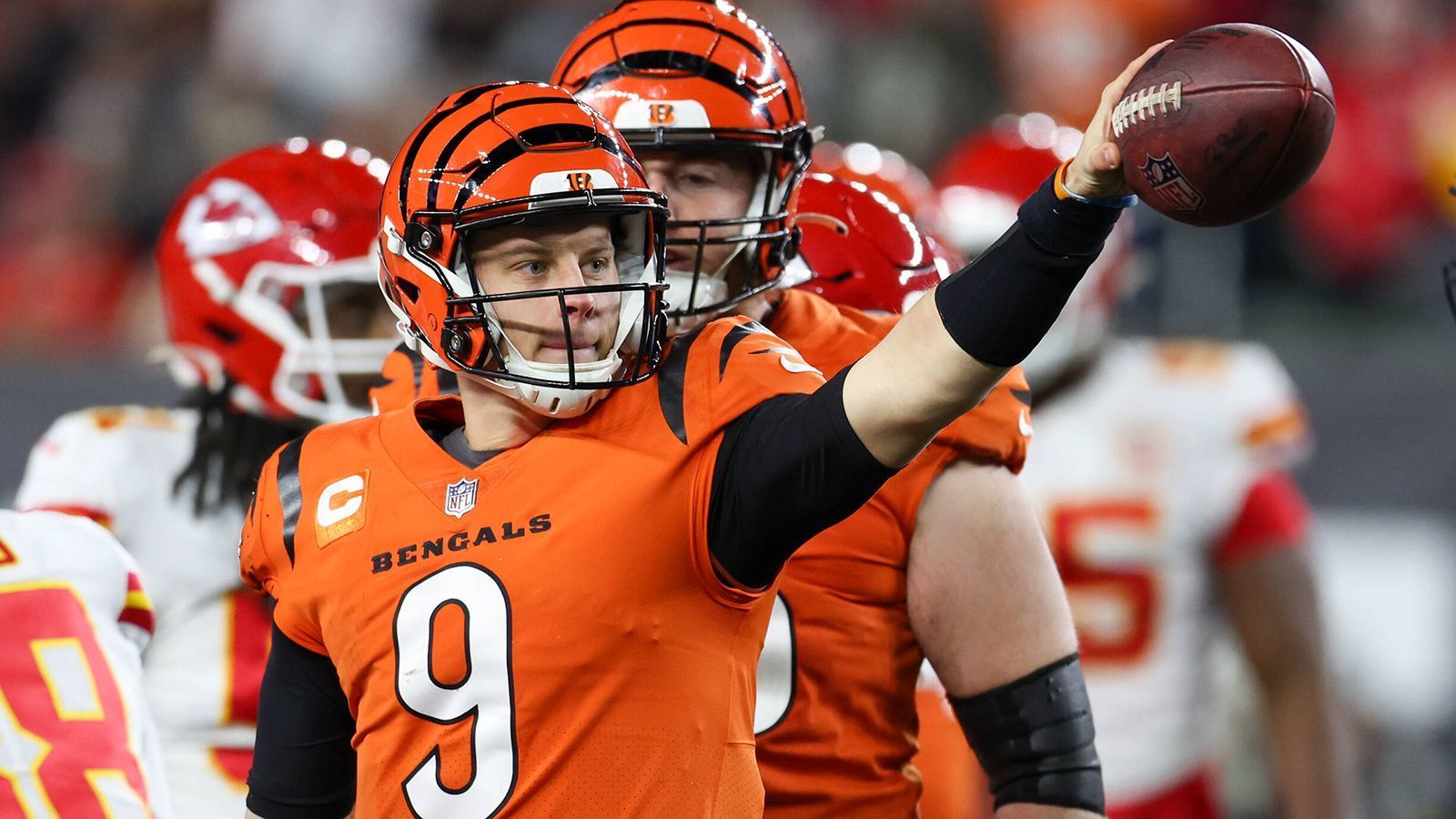 
                <strong>Cincinnati Bengals (8-4)</strong><br>
                Nach einem holprigen Saisonstart haben sich die Cincinnati Bengals wieder gefangen und befinden sich auf dem Weg in die Playoffs. Nach dem Super-Bowl-Einzug in der vergangenen Spielzeit wollen Joe Burrow und Co. nun den Titel holen.
              