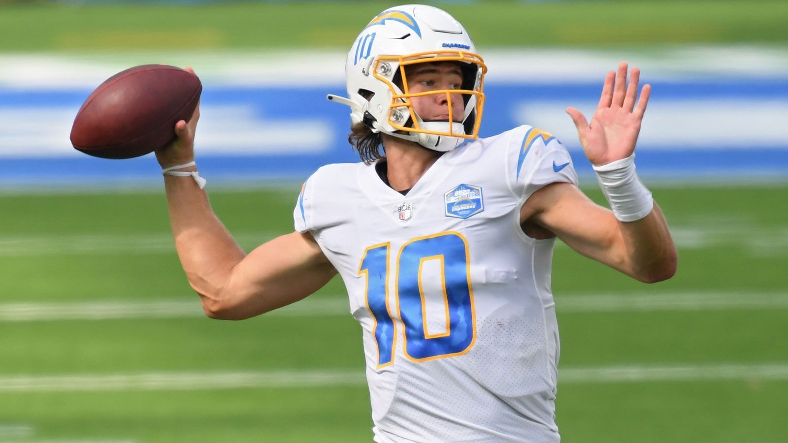 
                <strong>Week 15: Justin Herbert stellt Rookie-Touchdown-Rekord ein</strong><br>
                Justin Herbert setzt seine beeindruckende Saison fort. Der Rookie-Quarterback der Los Angeles Chargers warf beim 30:27-Sieg über die Las Vegas Raiders zwei Tochdown-Pässe und stellte damit den Single-Season-Rookie-Touchdown-Rekord von Baker Mayfield ein: Mit 27 Touchdown-Pässen zieht er mit dem 2018 aufgestellten Rekord gleich. In Woche 16 kann er im Spiel gegen die Denver Broncos zum alleinigen Spitzenreiter werden.
              