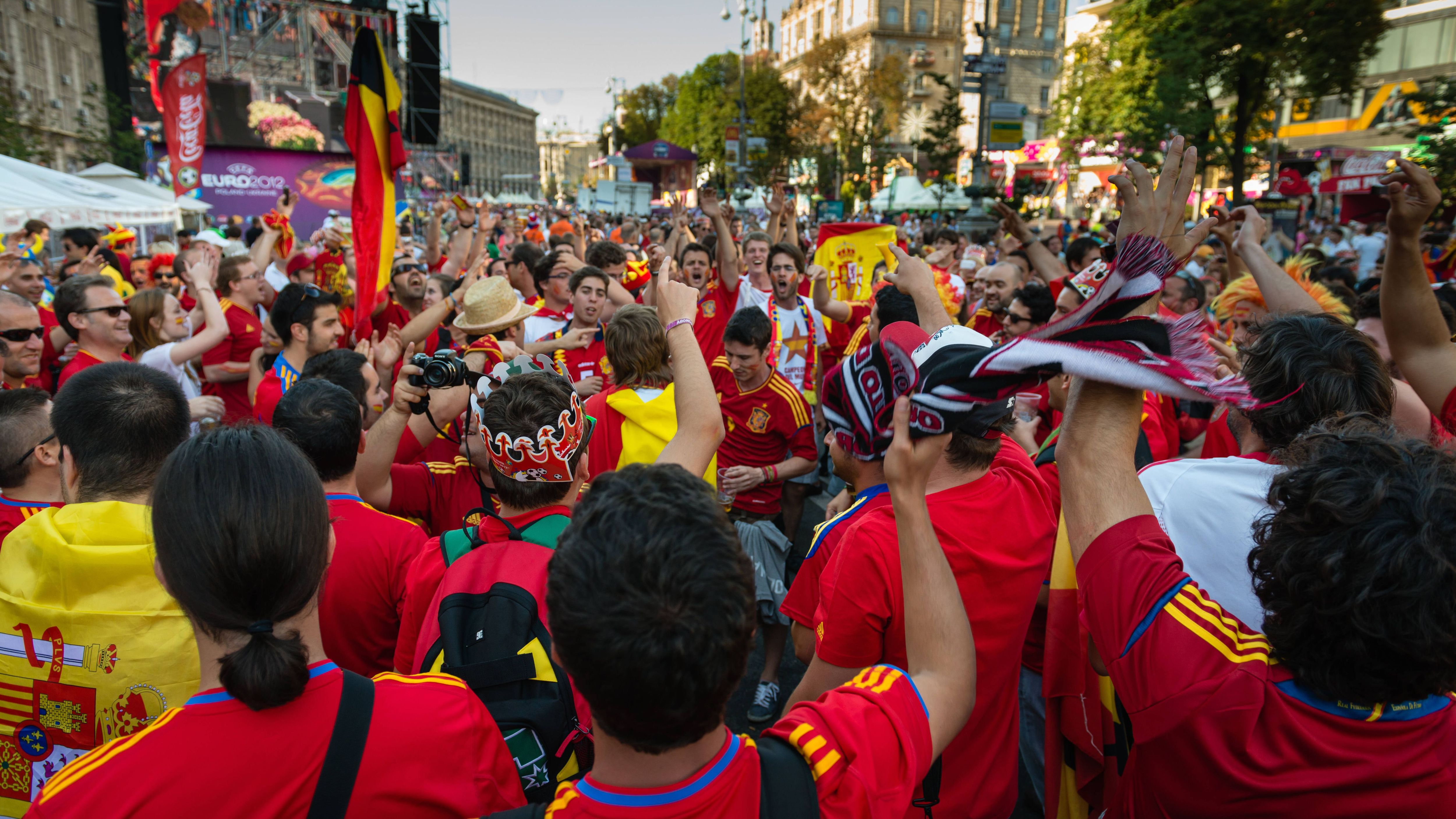 <strong>In der Ukraine werden Fußball-Feste gefeiert</strong><br>Im Finale entzaubern die Spanier in Kiew Balotelli und seine Italiener. Damals werden in der gesamten Ukraine noch Fußball-Feste gefeiert. Heute leider unvorstellbar...