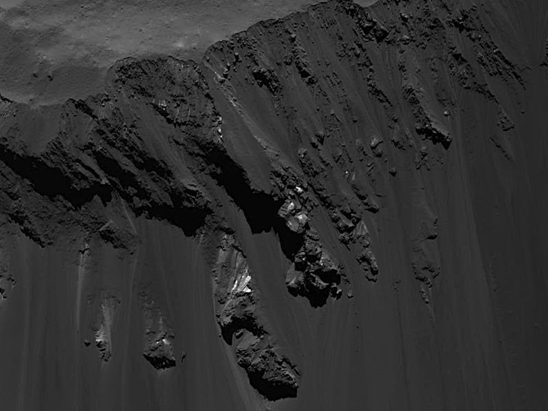 Die etwa eine Tonne schwere Sonde flog stellenweise bis auf 35 Kilometer an Ceres heran und konnte Gesteinsbrocken von nur wenigen Metern Größe auf der Oberfläche erkennen (hier ein Hangrutsch im Occator-Krater).