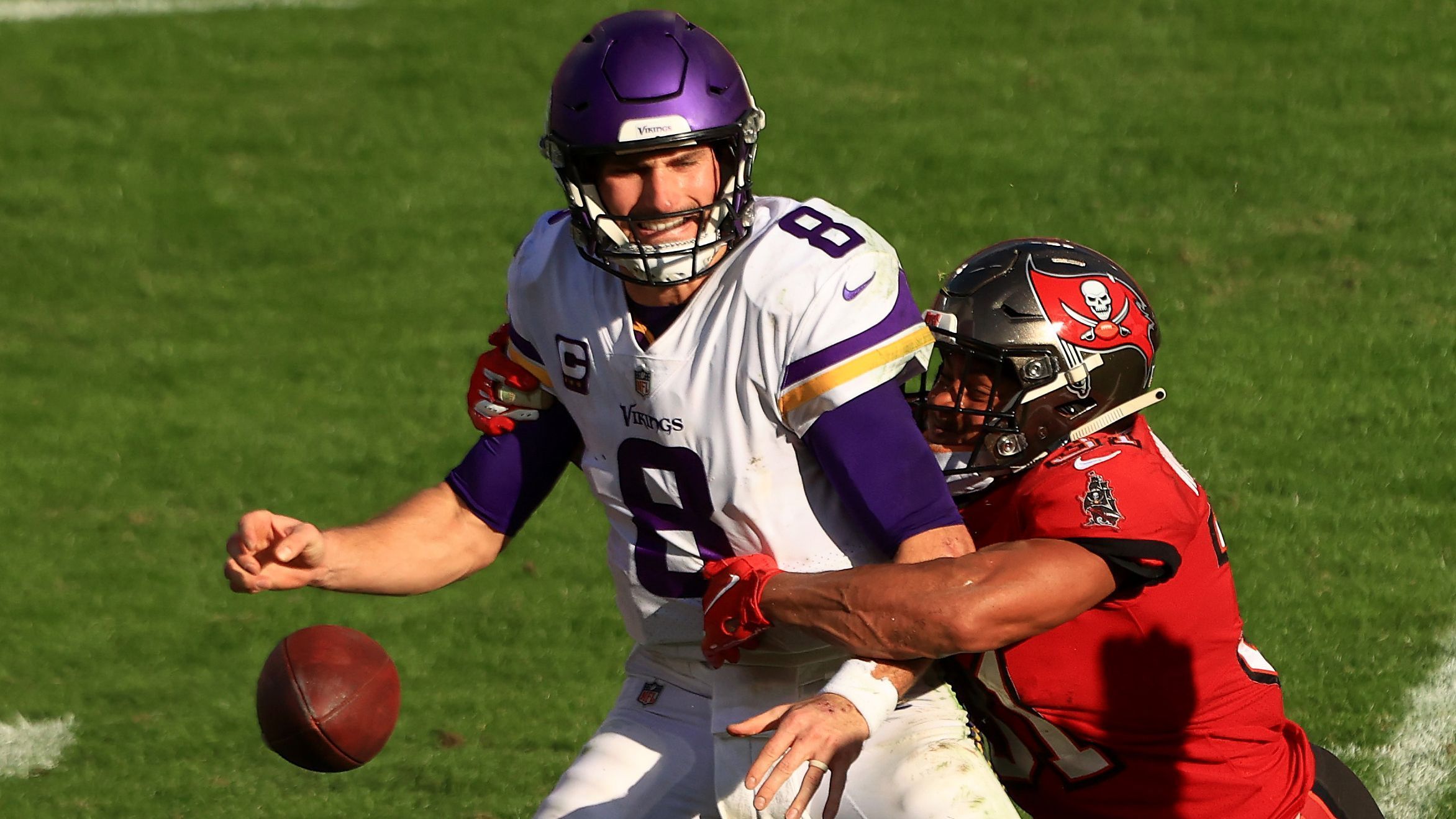 
                <strong>Minnesota Vikings (vs. Bears, @Saints, @Lions)</strong><br>
                Die Vikings erlitten durch die Niederlage gegen die Buccaneers einen Rückschlag und büßten nach nur einer Woche ihren Playoff-Platz wieder ein. Star-Running-Back Dalvin Cook mühte sich mit allem, was er hatte gegen die drohende Niederlage, konnte diese am Ende aber nicht im Alleingang abwenden. Dafür kam im Passspiel einfach deutlich zu wenig. Die Defense der Bucs machte einen guten Job und verzeichnete sechs Sacks. So war es kein Wunder, dass das Power-Receiver-Duo um Adam Thielen (drei Receptions, 39 Yards) und Rookie Justin Jefferson (vier Receptions, 39 Yards) kaum zur Geltung kam. Hier muss die Offense um Quarterback Kirk Cousins schleunigst wieder Fahrt aufnehmen, wenn es doch noch was mit der Postseason werden soll. Das bevorstehende Duell mit Division-Rivale Chicago könnte das Schicksal des Teams dabei bereits früh besiegeln. Im Anschluss muss Minnesota noch zu den Saints und zu den Lions.
              