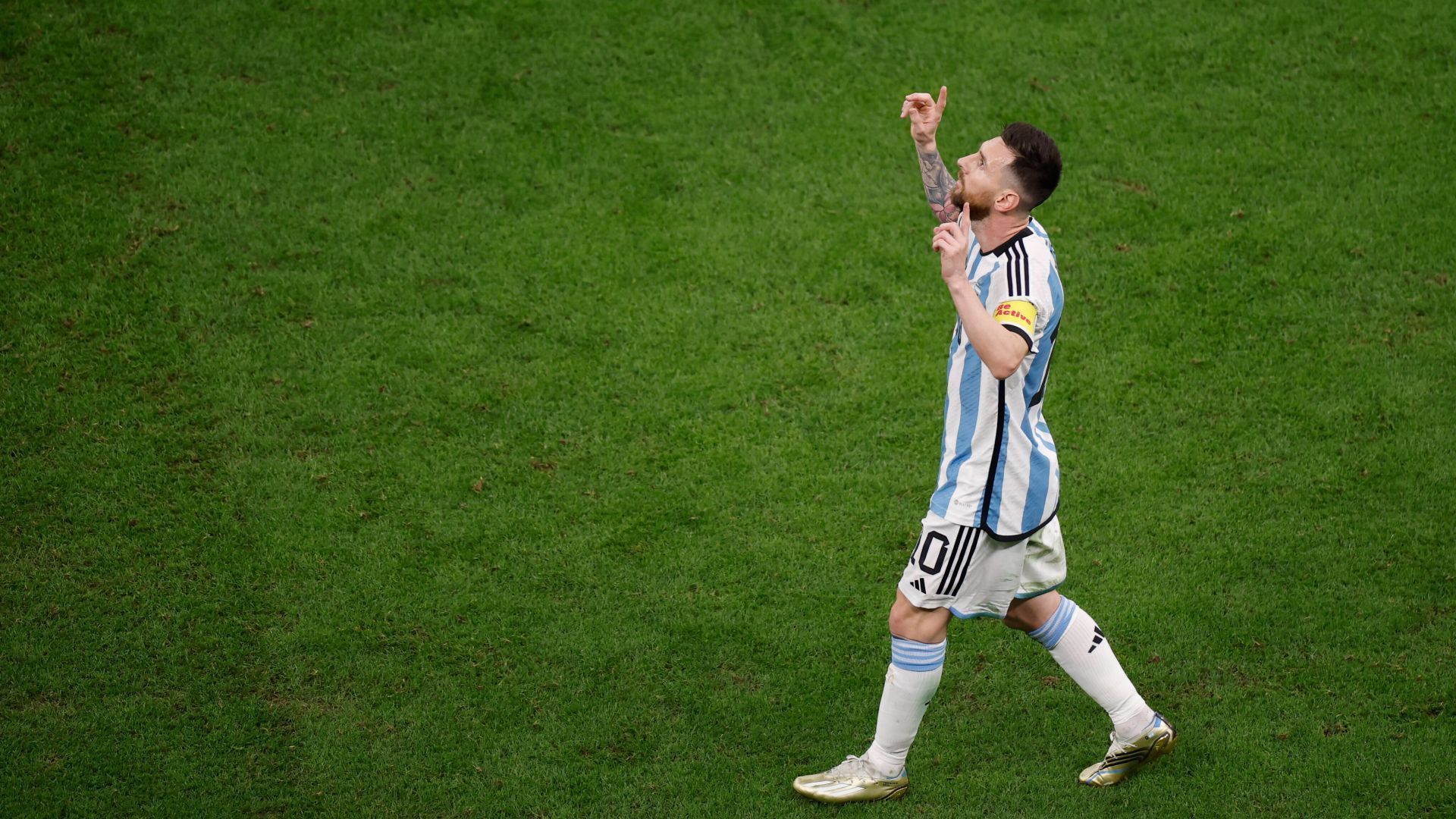 
                <strong>AS (Spanien)</strong><br>
                "Ein Marsmensch namens Messi"
              