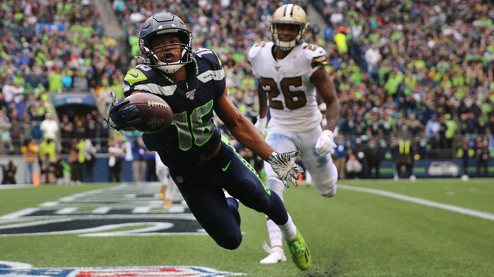 
                <strong>Wide Receiver: Tyler Lockett (at Arizona Cardinals)</strong><br>
                Der Speedster steht vor einem dankbaren Matchup gegen die Arizona Cardinals. Star-Cornerback Patrick Peterson wird aufgrund einer Sperre nicht spielen. Lockett ist immer für ein Big Play gut, vergangene Woche lieferte er gegen die New Orleans Saints mit 11 gefangenen Pässen für 154 Yards und einem Touchdown richtig ab. Gegen eine ramponierte Cardinals-Secondary sollte ein großes Spiel möglich sein.
              