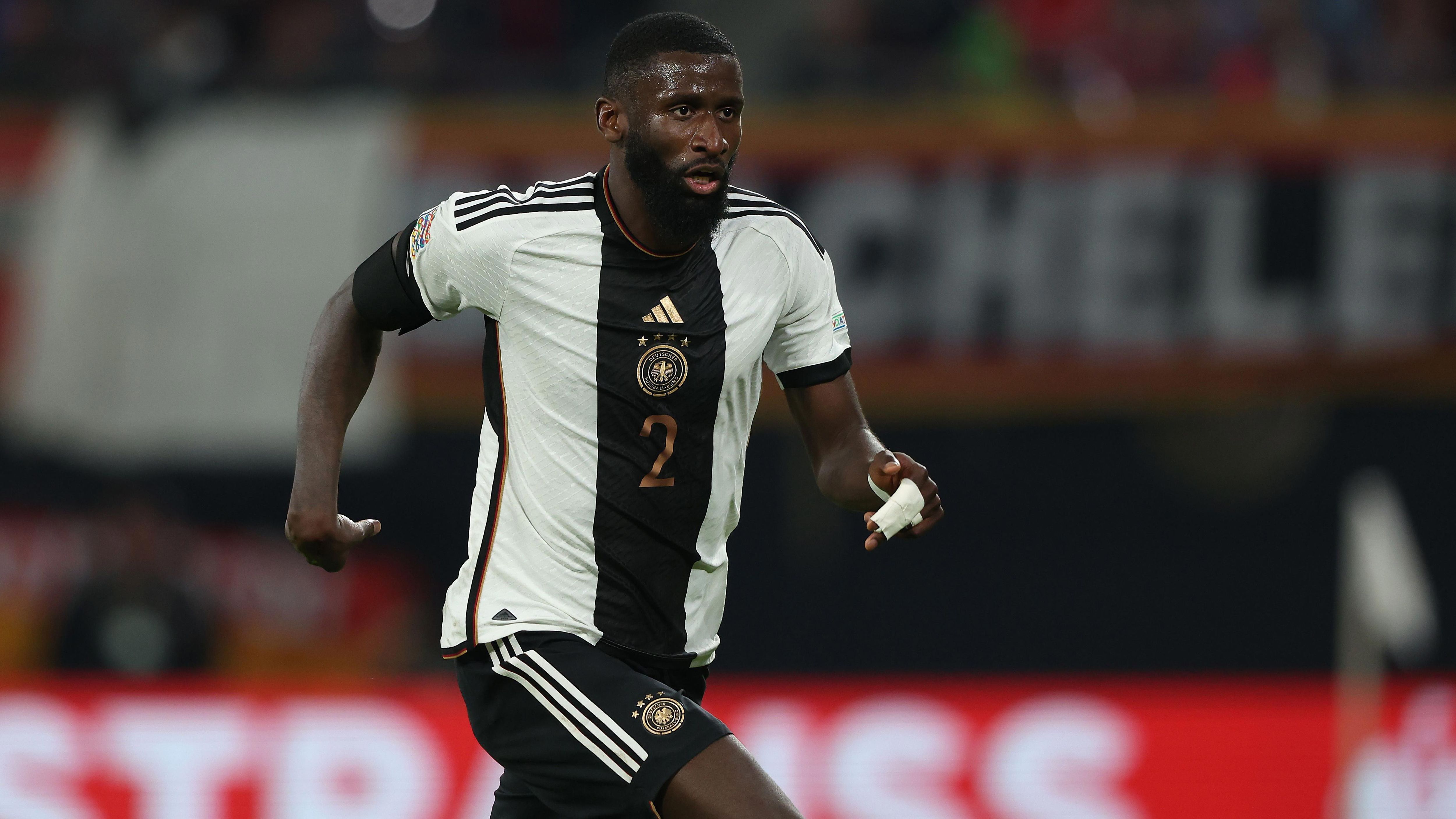 
                <strong>INNENVERTEIDIGUNG: ANTONIO RÜDIGER</strong><br>
                Der Real-Profi muss sich beweisen. Nachdem er zuletzt angeschlagen im Klub und DFB-Team pausieren musste, soll er die Mannschaft nun als Abwehrchef anführen. Dass er das kann, hat er in den vergangenen Jahren bei Chelsea bewiesen, daher zentral gesetzt.
              