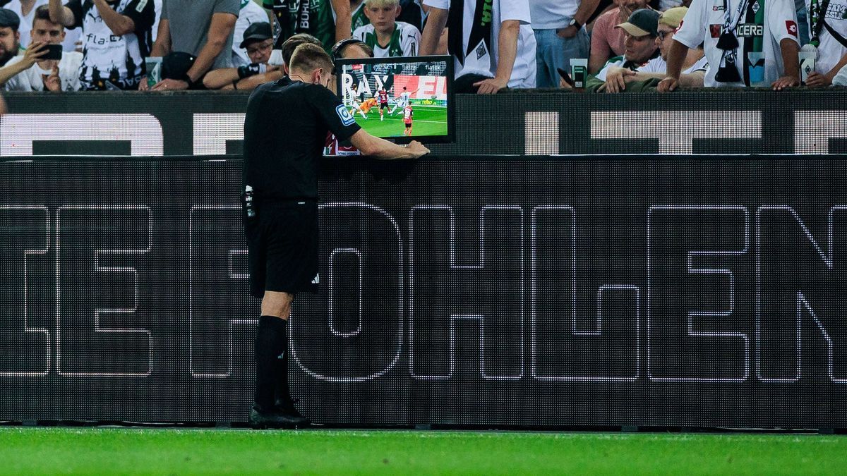 1. Fussball Bundesliga: Borussia Mönchengladbach - Bayer 04 Leverkusen; 23.08.2024 Schiedsrichter Robert Schröder am Videobeweis nach dem vermeintlichen 1:2 durch Tim Kleindienst (Borussia Möncheng...