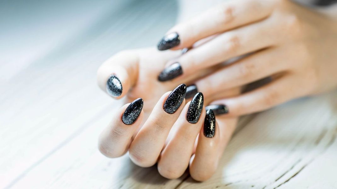 Vom French Nail-Design bis hin zum All-Over-Glitzer Look: Nageldesign mit Glanz und Glitter ist total angesagt!