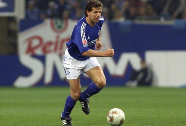 
                <strong>Andreas Möller: von Dortmund zu Schalke</strong><br>
                Einigen Wirbel gab es hingegen im Jahr 2000, als Andreas Möller von Borussia Dortmund zum Erzfeind Schalke wechselte - ablösefrei sogar. Von den Fans wurde er mit Häme überschüttet, etwa "Willkommen in der blau-weißen Hölle!"
              