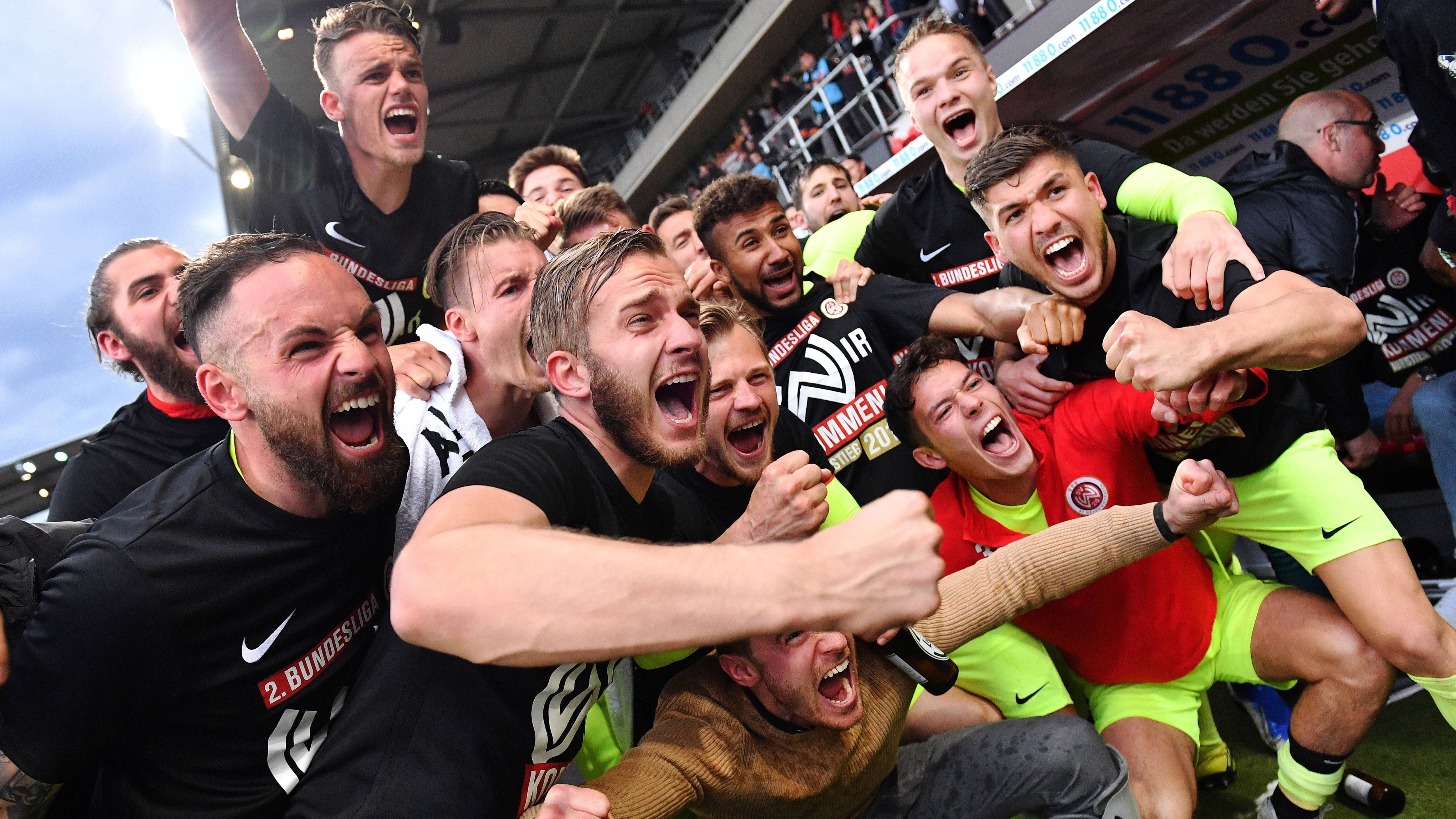 
                <strong>Wehen will es wie 2019 machen</strong><br>
                Deutlich bessere Erfahrungen hat der SV gemacht. Wehen Wiesbaden hat bisher einmal an der Relegation teilgenommen, auch da als Drittligist: Im Mai 2019 gab es zunächst eine 1:2-Heimniederlage gegen den Zweitligisten FC Ingolstadt 04 (der Anschlusstreffer fiel in der 96. Minute), vier Tage später schaffte der vermeintliche Underdog durch einen 3:2-Auswärtssieg in Ingolstadt dann aber doch noch den Aufstieg in die 2. Bundesliga (damals galt noch die Auswärtstorregel). Sascha Mockenhaupt und Sebastian Mrowca waren schon damals mit dabei und bildeten in beiden Spielen die Innenverteidigung.
              