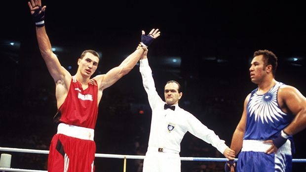 
                <strong>Wladimir Klitschko (1996)</strong><br>
                Wladimir Klitschko (1996): Auch einer der Klitschko-Brüder begann seine große Karriere mit der Goldmedaille. Wladimir Klitschko war 1996 in Atlanta der erste weiße Boxer, der im Superschwergewicht Gold gewann. Wie wäre es 20 Jahre später mit der zweiten Olympia-Medaille? "Ich habe immer gesagt, dass Olympia für mich ein Thema ist. Aber derzeit zählt nur der Rückkampf mit Tyson Fury", sagt Klitschko. Wird also eher nichts ...
              