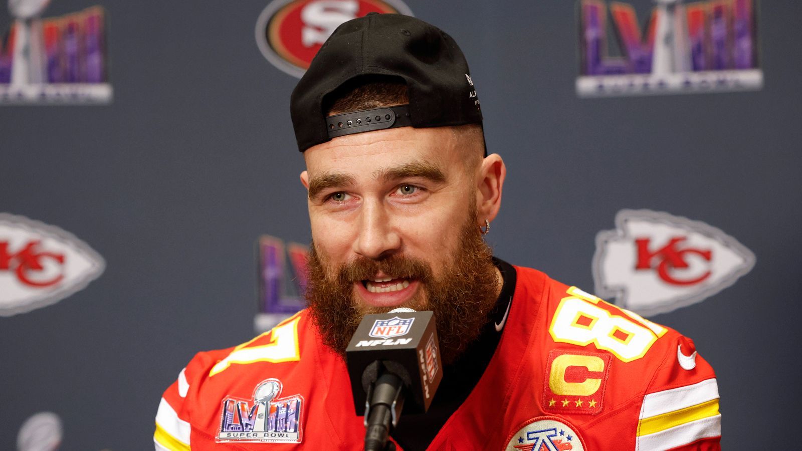 <strong>Platz 3: Travis Kelce</strong><br><strong>Team:</strong> Kansas City Chiefs<br><strong>Position:</strong> Tight End<br>Kelce spielt für seine Verhältnisse sogar eine eher durchschnittliche Saison, doch auch die Playoffs zeigen wieder: seine Verbindung zu QB Mahomes sucht seinesgleichen. Beide retten Plays, in denen man denkt, alles sei verloren. Das werden die Chiefs gegen die Niners auch brauchen. Nehmen die 49ers Kelce in Man Coverage? Eine wichtige taktische Entscheidung.