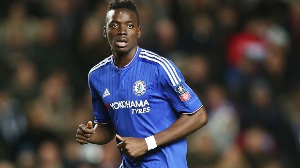 
                <strong>Chelsea: Bertrand Traore</strong><br>
                Chelsea: Bertrand Traore. Der nigerianische Stürmer kam im Dezember 2015 bei der 0:1-Heimniederlage gegen Bournemouth zu seinem Liga-Debüt. Der zweite Einsatz folgte erst über zwei Monate später, verlief aber wesentlich erfolgreicher: Beim 5:1-Sieg über Newcastler gelang Traore sein erstes Ligator.
              