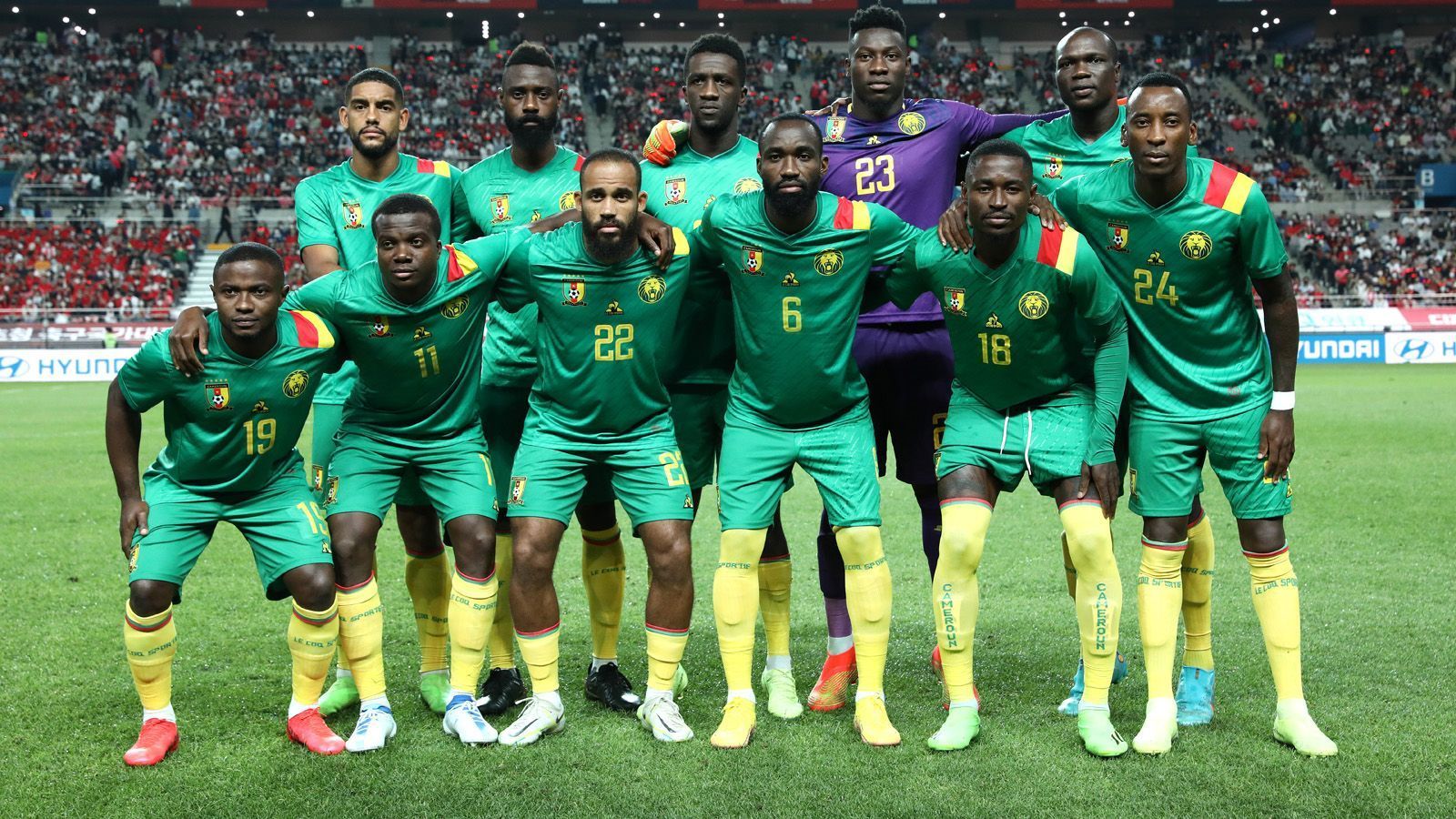 
                <strong>Platz 15: Kamerun</strong><br>
                Kaum ein Land stand so für innovatives Trikot-Design wie Kamerun. Unvergessen die ärmellosen Shirts bei der WM in Japan und Südkorea 2002. Zwanzig Jahre später besinnen sie sich auf ein klassisches Trikot. Schade! 
              