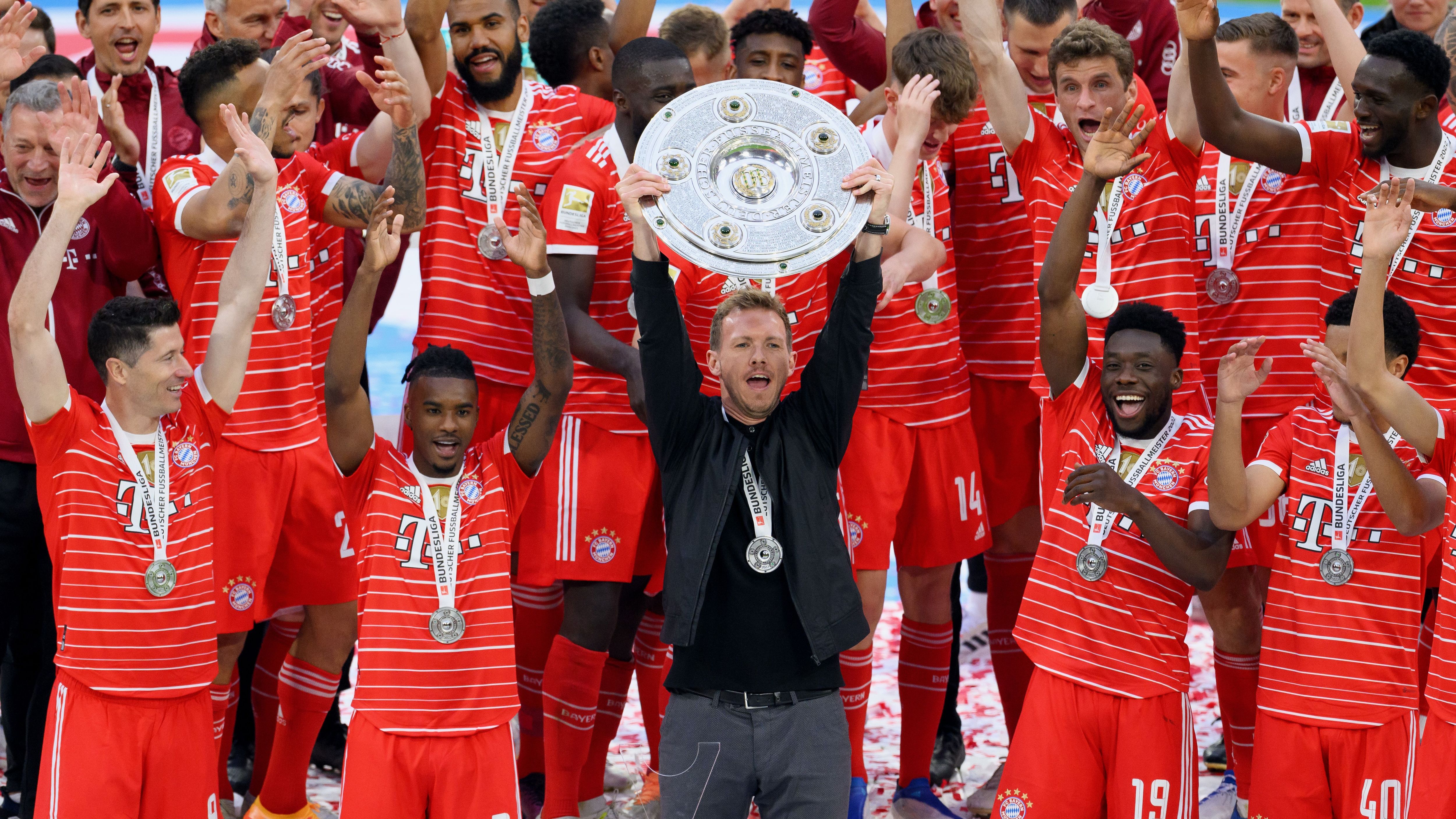 <strong>Nagelsmann bei den Bayern: Erstes Jahr, erster Titel</strong><br>Die Nagelsmann-Ära an der Säbener Straße begann durchaus verheißungsvoll, im ersten Jahr holte der neue Coach mit den Münchnern direkt den Meistertitel. Doch im Frühjahr 2023 kam die etwas überraschende Trennung, obwohl Nagelsmann in seiner Ära bei den Bayern einen starken Punkteschnitt von 2,31 vorzuweisen hatte.&nbsp;