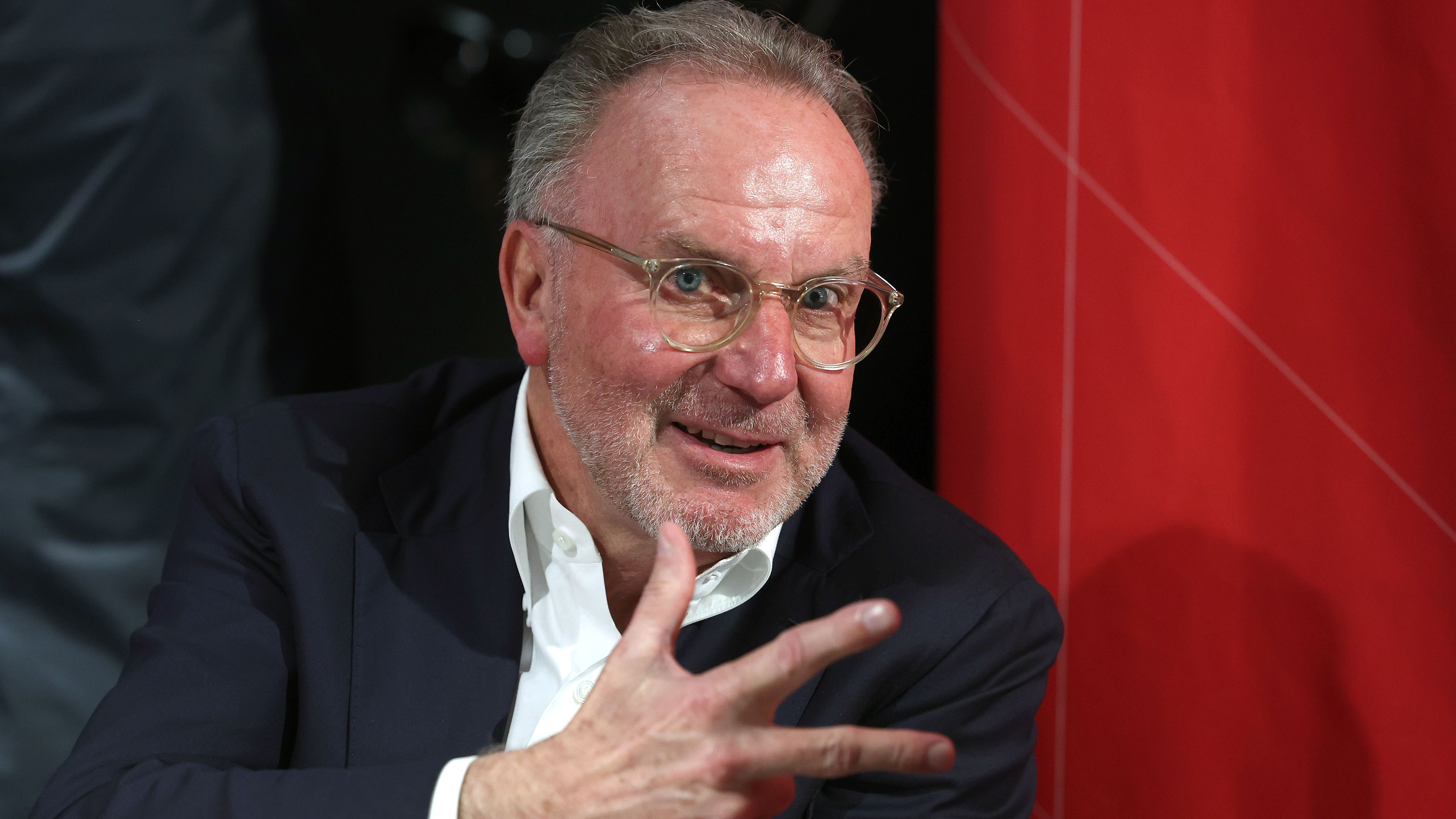 <strong>Zu viel Belastung? Rummenigge schießt gegen Spieler</strong><br>Immer mehr Spiele, immer weniger Regeneration - die Kritik am Fußball-Kalender wird immer lauter. Doch Rummenigge sieht die Verantwortung vor allem bei den Spielern selbst. "Unsere Spieler sollen aufhören zu jammern! Die ganzen Vertragsverhandlungen, die ich bei uns miterlebe, gehen immer nur in eine Richtung: immer höher, immer weiter, immer schneller. Irgendwo muss das viele Geld aber herkommen", sagte er.
