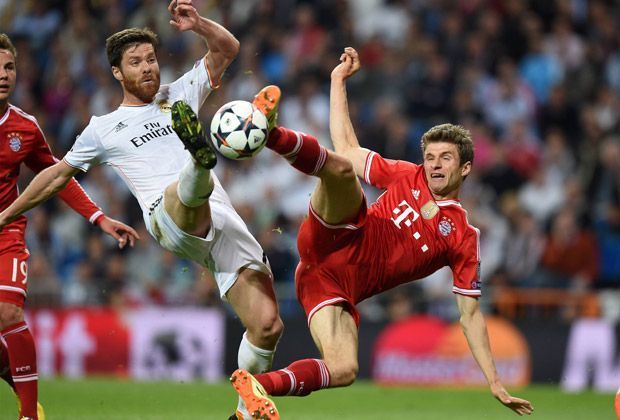 
                <strong>Real Madrid - Bayern München 1:0</strong><br>
                Wenig später steht mit Thomas Müller auch der zweite Edeljoker dicht vor dem so wichtigen Auswärtstor. Mit einer akrobatischen Rettungsaktion spitzelt Xabi Alonso die Kugel aber aus der Gefahrenzone. So bleibt der FC Bayern ohne Treffer und verliert die Partie mit 0:1.
              