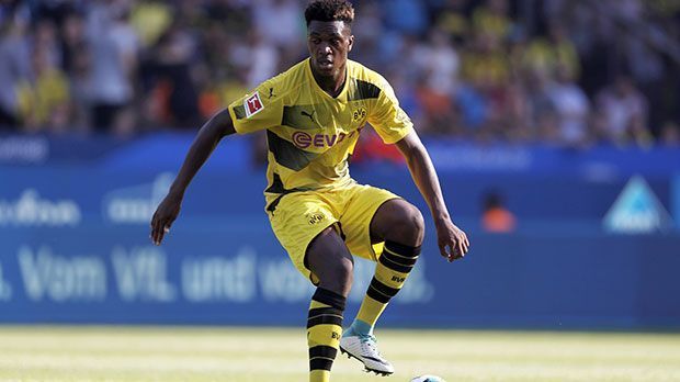 
                <strong>Abwehr: Dan-Axel Zagadou (Borussia Dortmund)</strong><br>
                Seinen ersten großen Auftritt im BVB-Dress hatte Dan-Axel Zagadou am Samstag im Supercup gegen den FC Bayern München (6:7 n. E.), bei dem er eine solide Vorstellung auf der linken Abwehrseite ablieferte. Der 18 Jahre alte gelernte Innenverteidiger kam im Juli aus der B-Jugend von Paris St. Germain und hat durch seine Variabilität in der Außen- und Innenverteidigung gute Chancen auf Einsatzzeit in der kommenden Spielzeit.
              