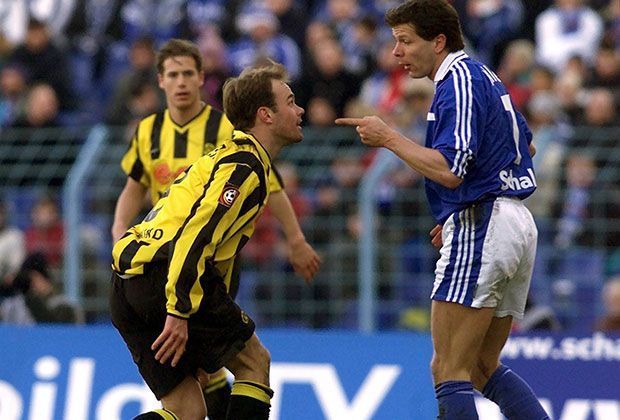 
                <strong>Andreas Möller: Vom FC Schalke 04 zu Borussia Dortmund</strong><br>
                Andreas Möller: Vom FC Schalke 04 zu Borussia Dortmund. Nach erfolgreichen acht Jahren beim BVB wird Möller (r.) ausgerechnet ein "Königsblauer". Aus Dortmund schallen "Judas-Rufe" und bei Schalke gibt es etliche Vereinsaustritte. Möller stört das wenig: 2001 wird er "Meister der Herzen" und DFB-Pokalsieger
              