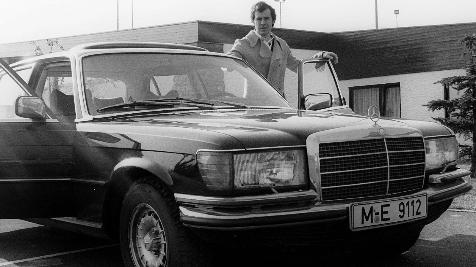 <strong>Nach 44 Jahren! Beckenbauer kauft Traumauto zurück</strong><br>1976 legte sich Franz Beckenbauer einen Mercedes 450 SEL 6.9 zu. Doch nach nur einem Jahr verkaufte der Kaiser das Schmuckstück, weil er nach New York wechselte. Nun hat er seinen Mercedes wieder. Einem Freund wurde der Wagen angeboten, dieser räumte Beckenbauer ein Vorkaufsrecht ein.