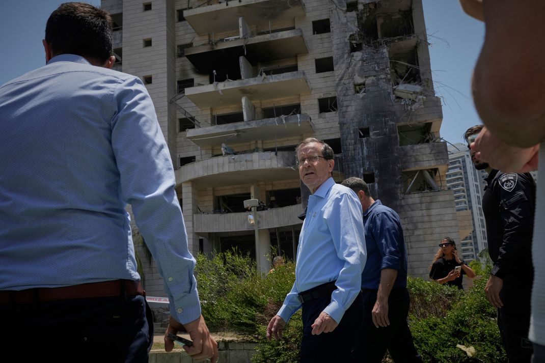 Izchak Herzog (r), Präsident von Israel, besucht ein Wohnhaus, das von einer aus dem Iran abgefeuerten Rakete getroffen wurde.