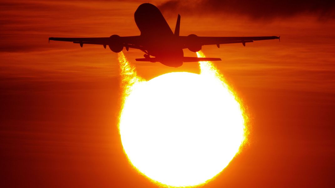 Die US-Raumfahrtbehörde Nasa und der Luft- und Raumfahrttechnikkonzern Boeing wollen gemeinsam an einem Passagierflugzeug mit weniger Emissionen arbeiten. Foto: Julian Stratenschulte/dpa +++ dpa-Bildfunk +++