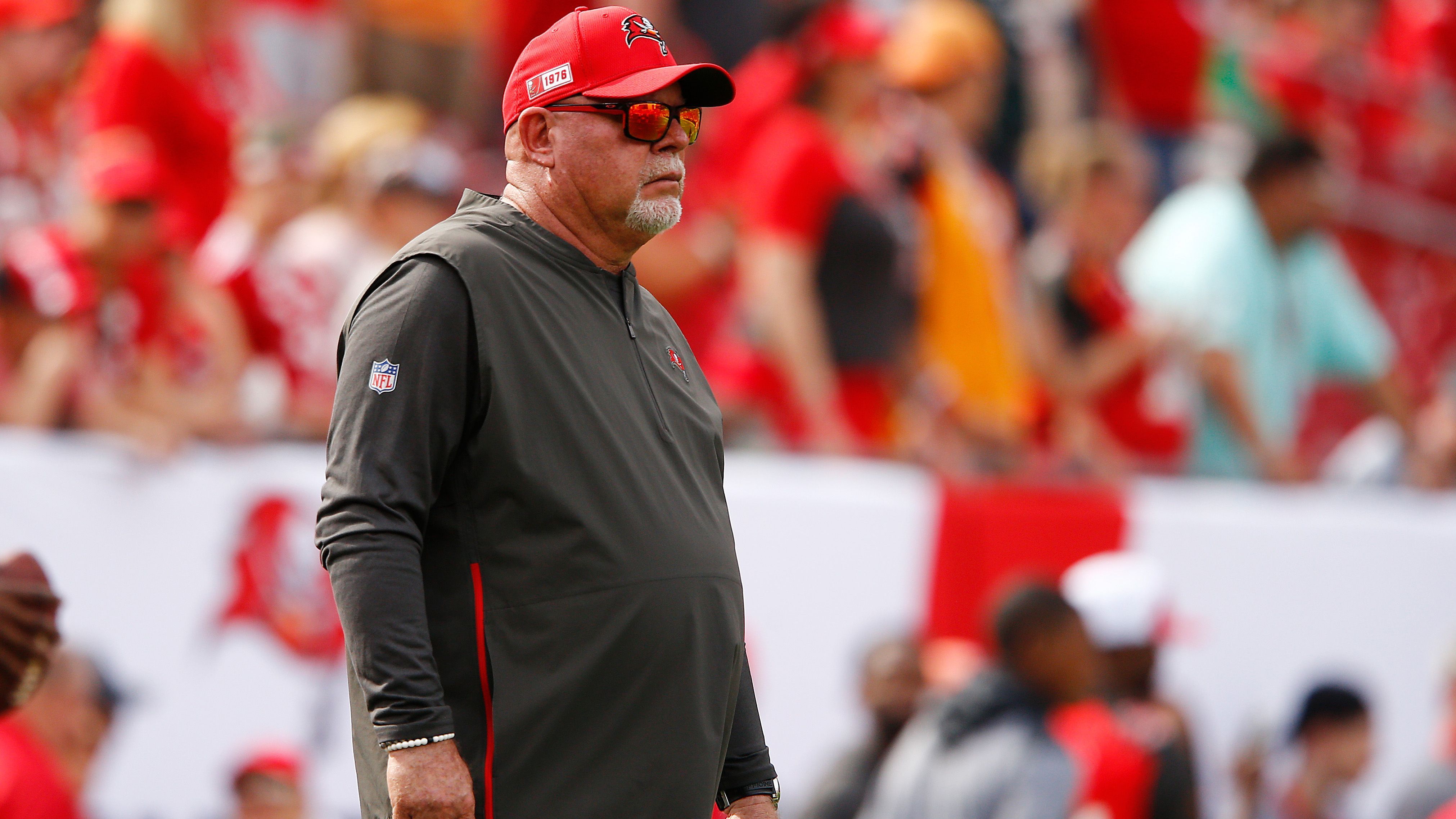 
                <strong>Bruce Arians wird zum ältesten Head-Coach-Debütanten in einem Super Bowl</strong><br>
                Bruce Arians absolviert am Sonntag seinen ersten Super Bowl als Head Coach. Mit den Pittsburgh Steelers gewann er bereits 2005 und 2008 als Assistenz-Trainer einen Ring. Nun wird er mit 68 Jahren und 127 Tagen zum ältesten Cheftrainer, der je sein Debüt im Super Bowl gab. 
              